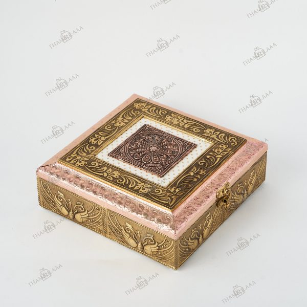 Wooden dry fruit box